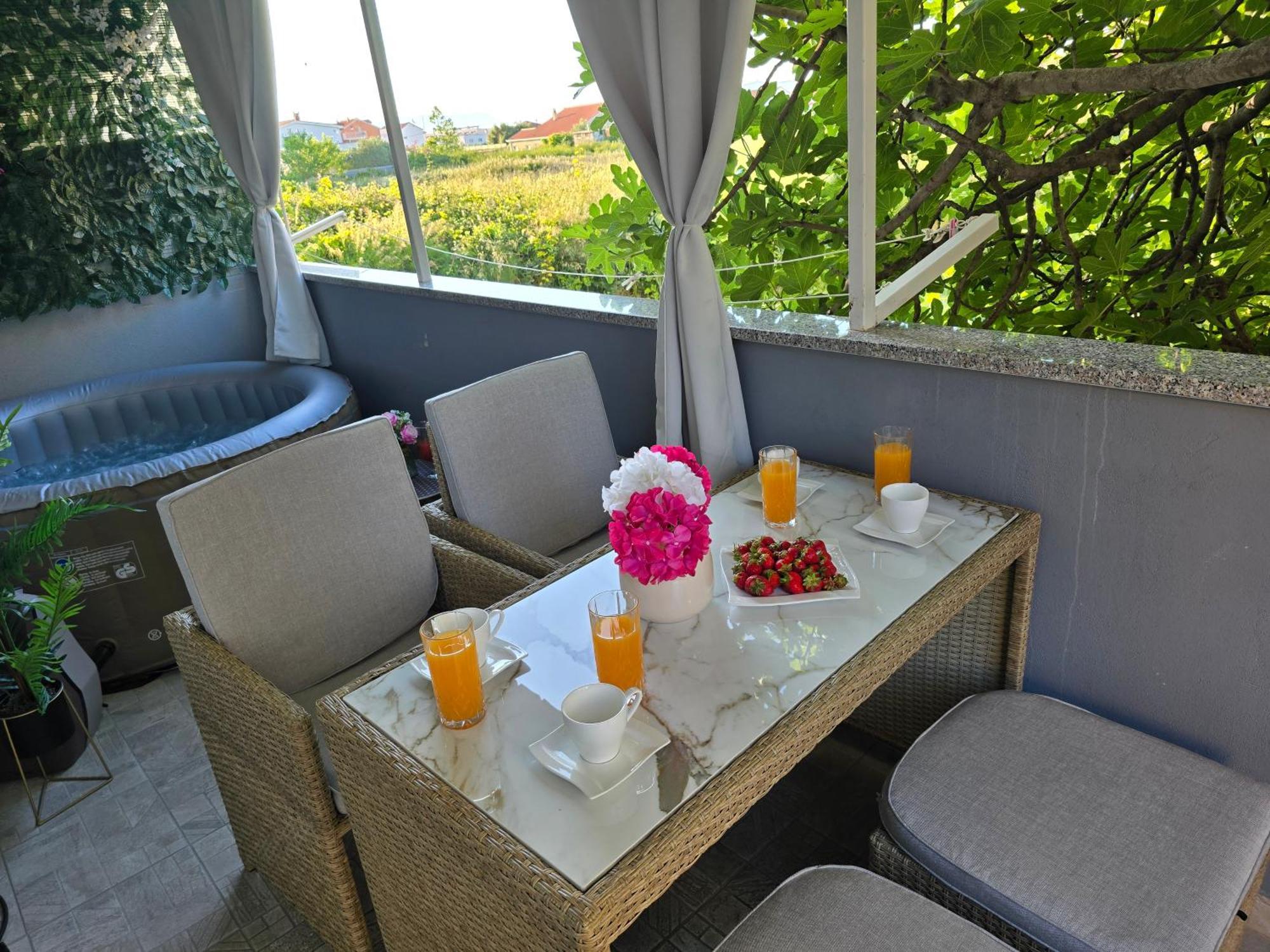 Brand New Modern Apartment Blanca With Jacuzi And Terrace Kastela Exterior photo